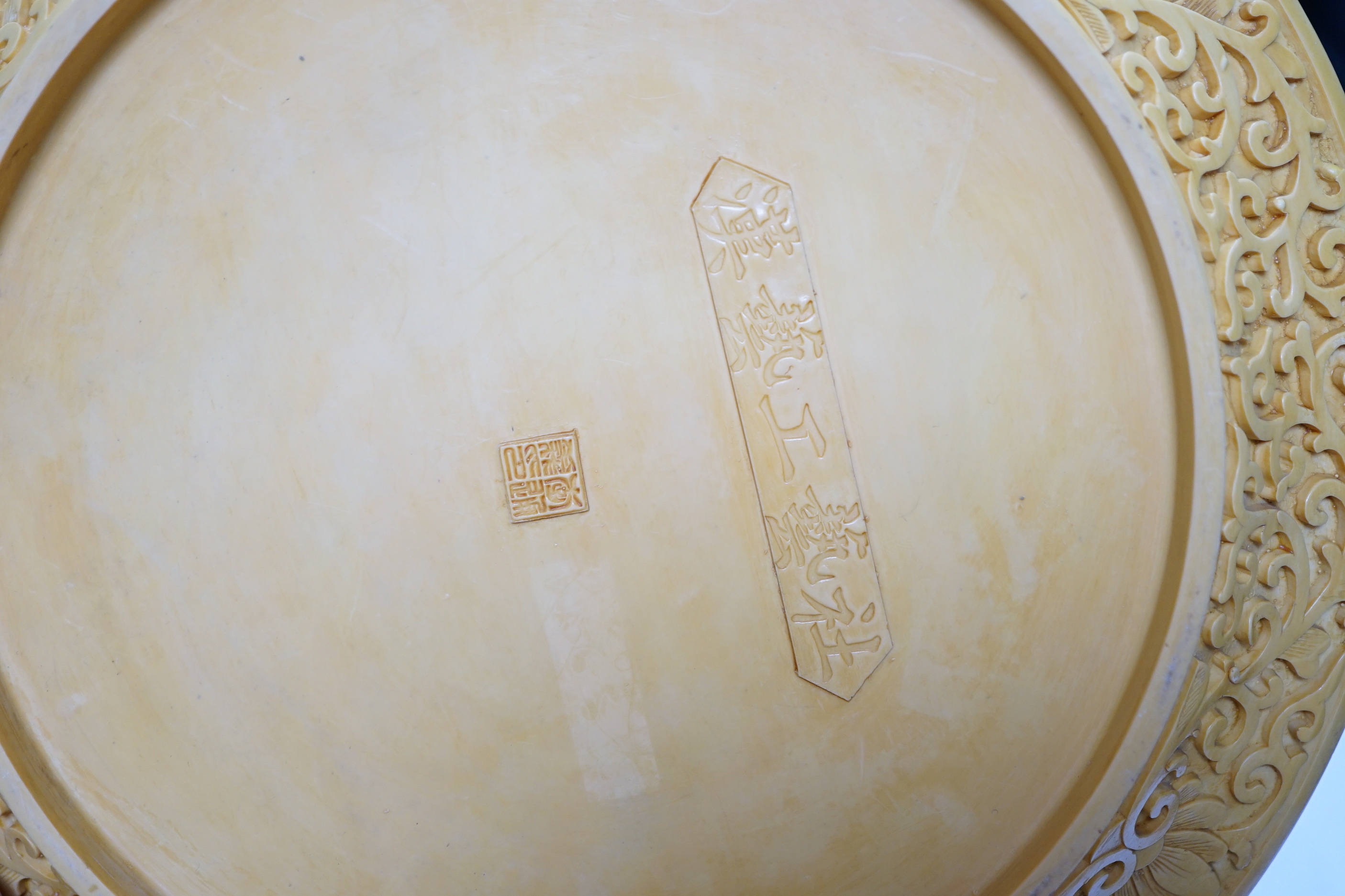 Two Chinese plates, resin and porcelain, largest 26cm diameter